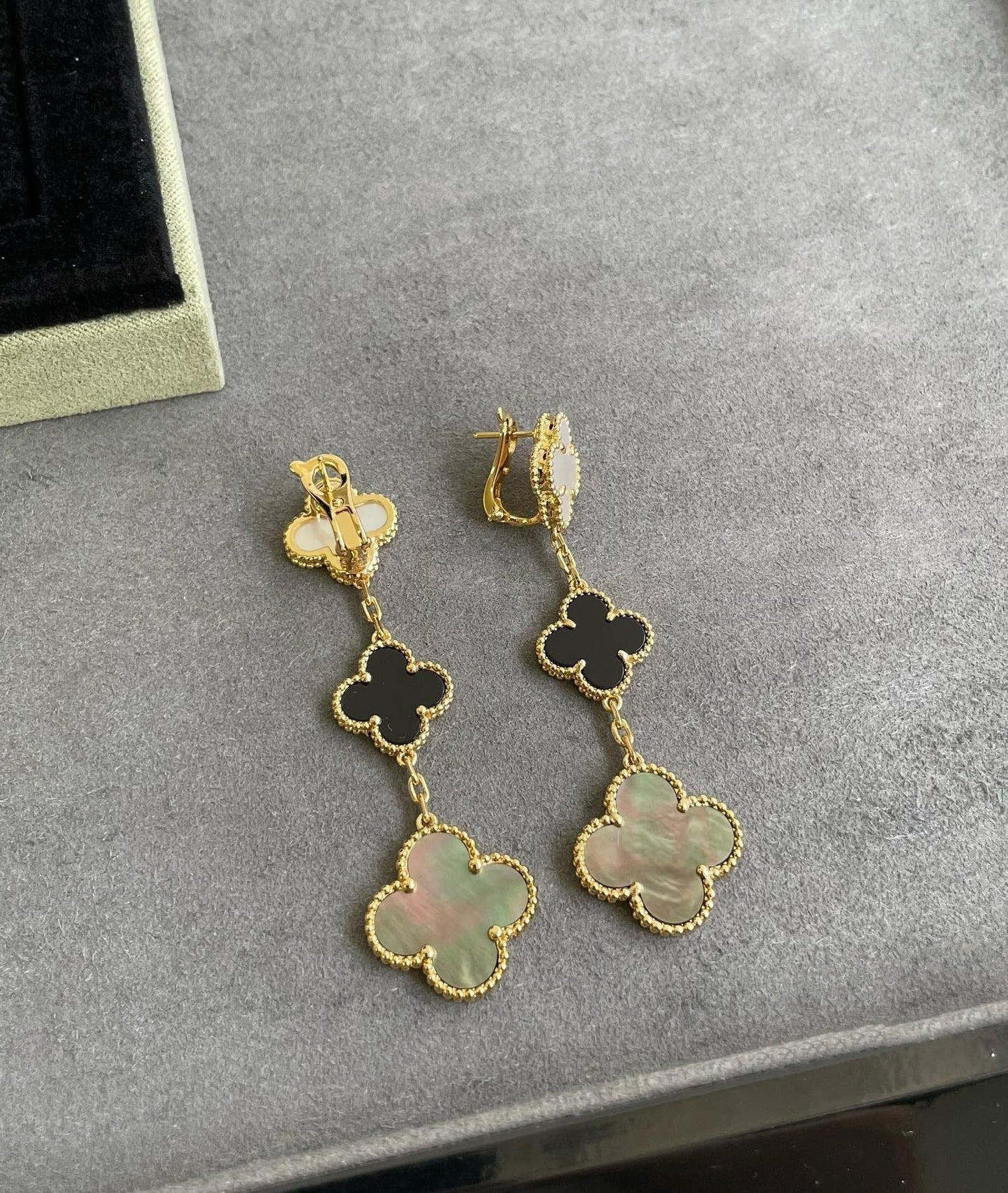 [RAFFINE]CLOVER 3 MOTIF MOP ONYX DARK MOP PINK GOLD EARRINGS