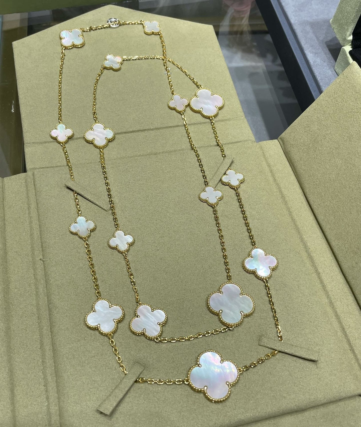 [Raffine] COLLIER EN OR ET NACRE BLANCHE À 16 MOTIFS TRÈFLE