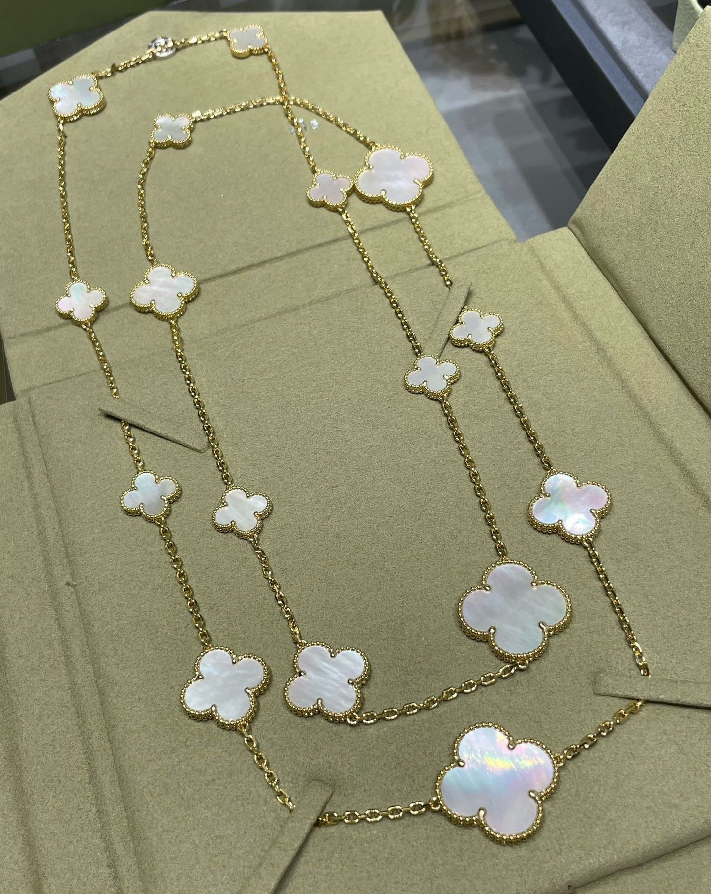 [Raffine] COLLIER EN OR ET NACRE BLANCHE À 16 MOTIFS TRÈFLE