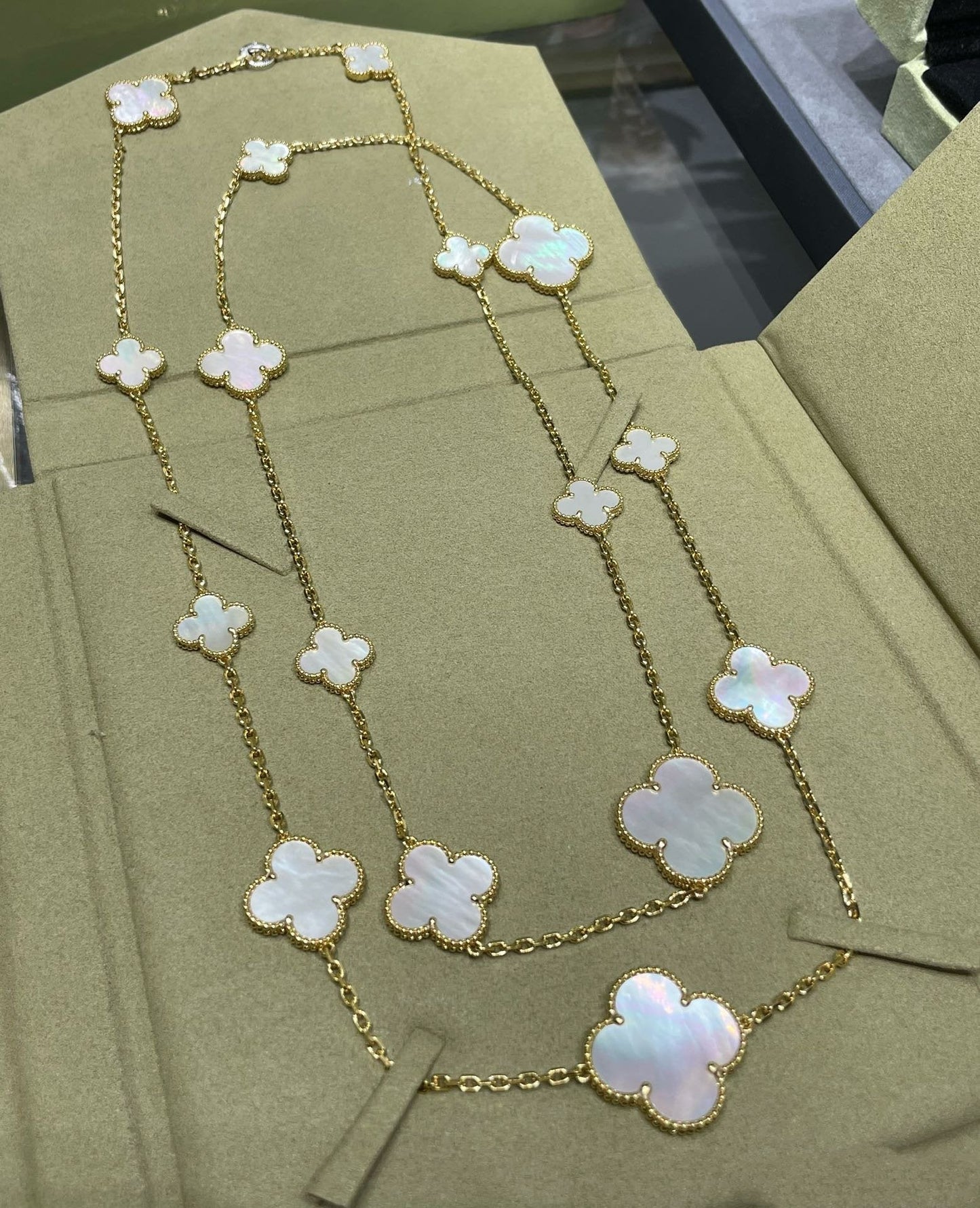 [Raffine] COLLIER EN OR ET NACRE BLANCHE À 16 MOTIFS TRÈFLE