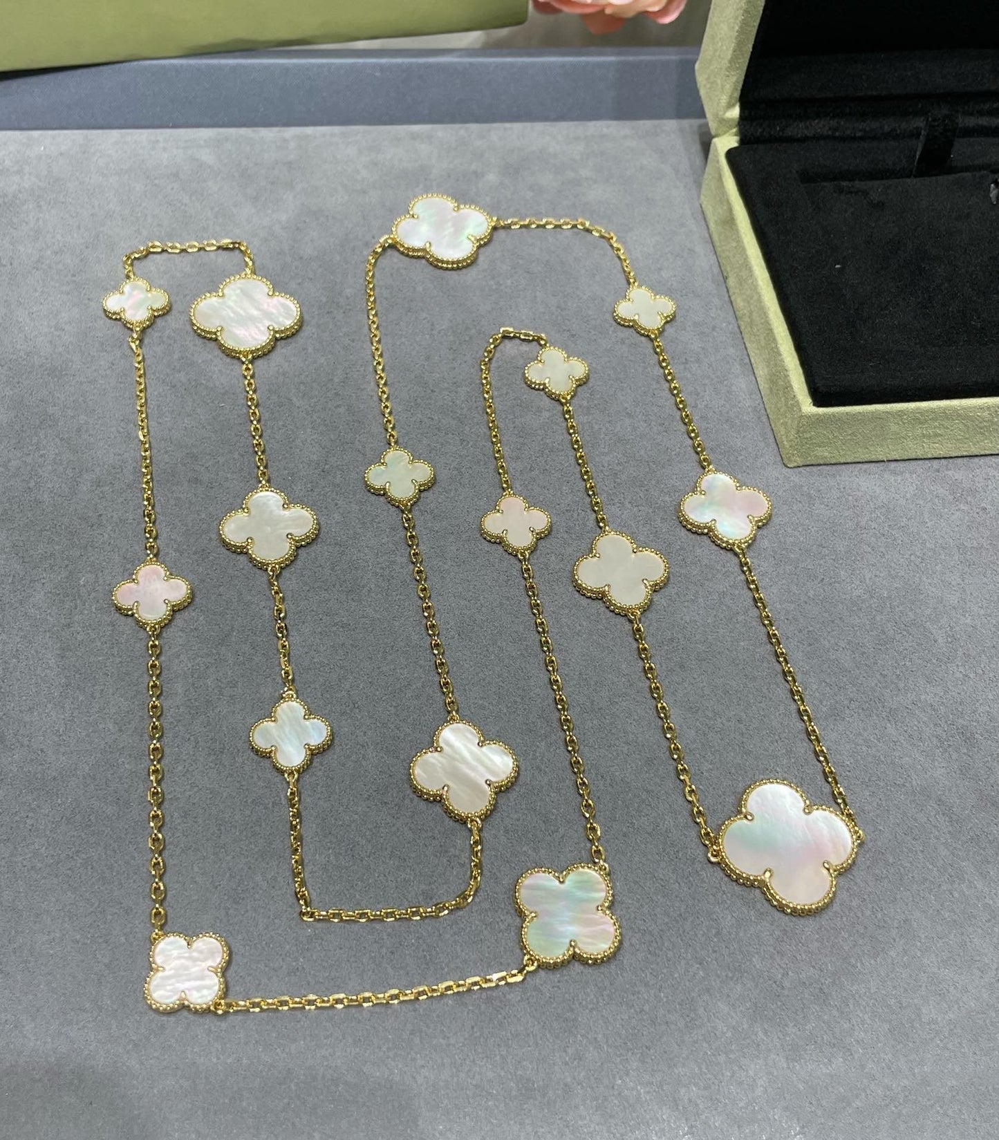 [Raffine] COLLIER EN OR ET NACRE BLANCHE À 16 MOTIFS TRÈFLE