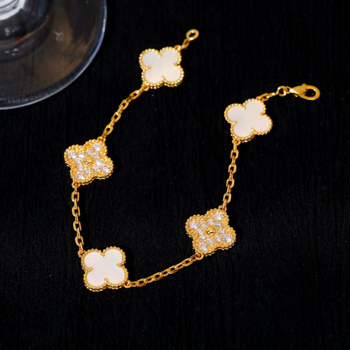 [RAFFINE] PULSERA DE TRÉBOL CON 5 MOTIVOS, DIAMANTE Y AZULEJO BLANCO