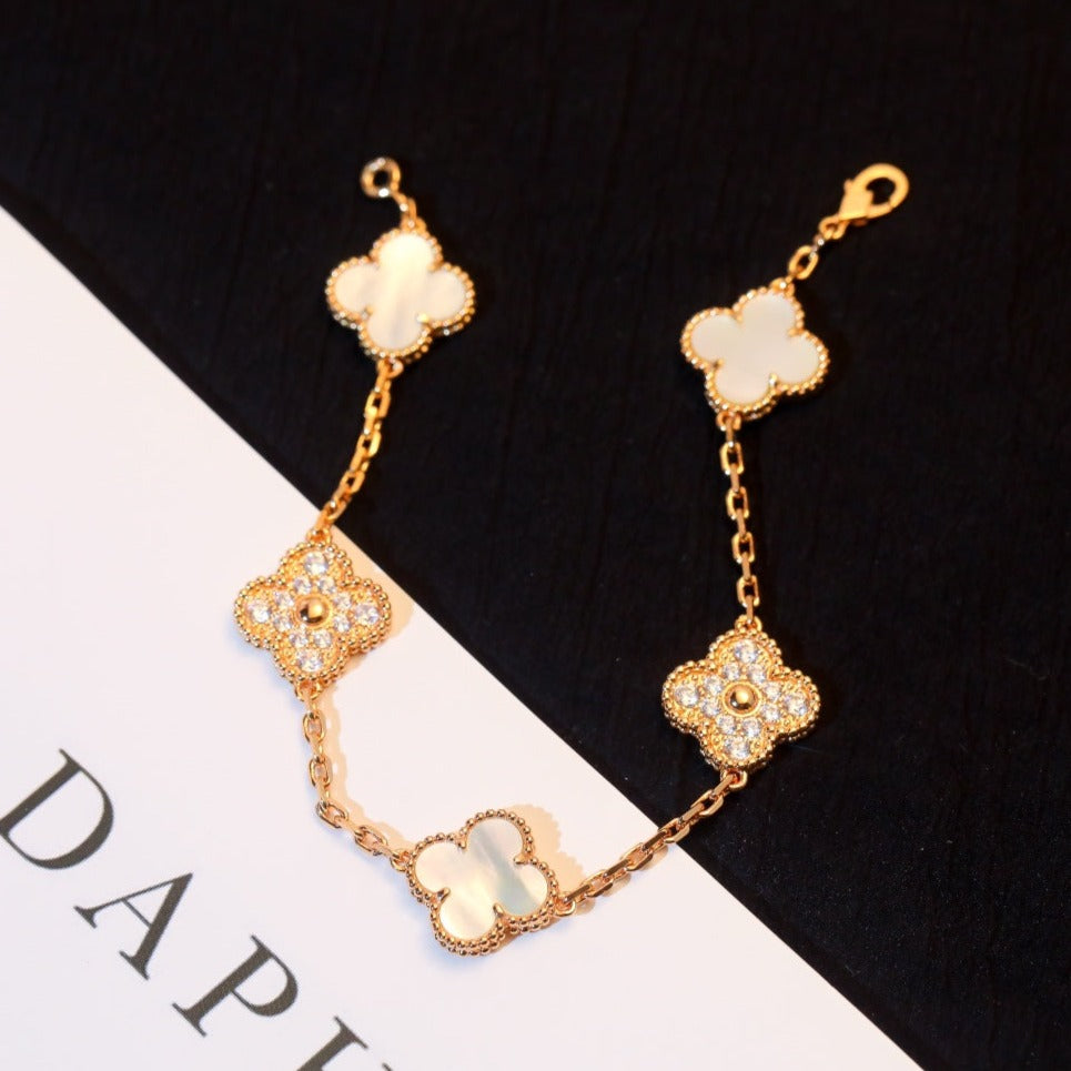 [RAFFINE] PULSERA DE TRÉBOL CON 5 MOTIVOS, DIAMANTE Y AZULEJO BLANCO