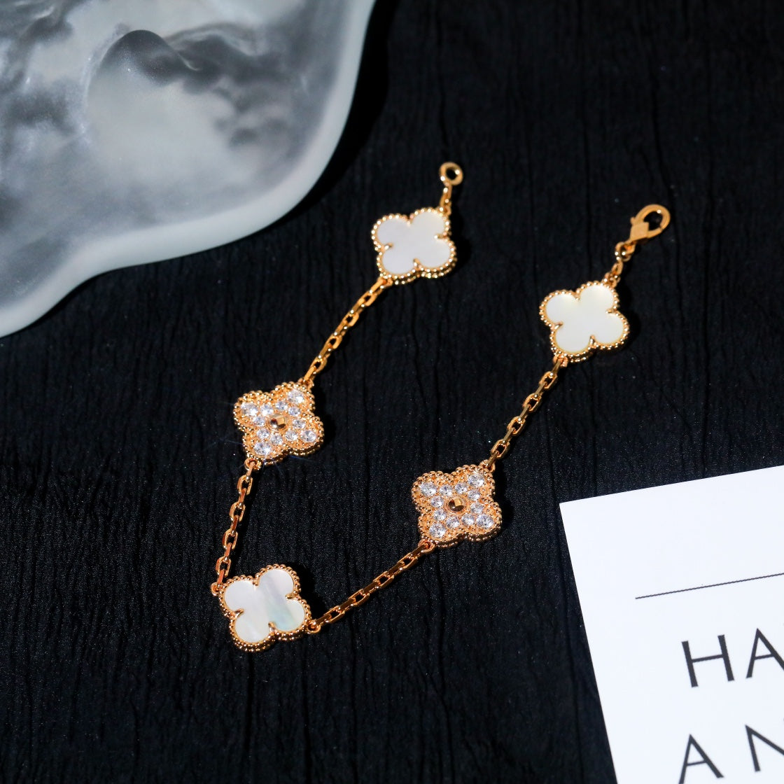 [RAFFINE] PULSERA DE TRÉBOL CON 5 MOTIVOS, DIAMANTE Y AZULEJO BLANCO