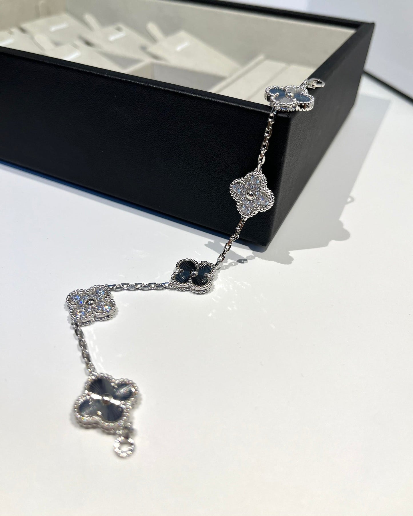 [RAFFINE]CLOVER 5 MOTIF SILVER DIAMOND BRACELET
