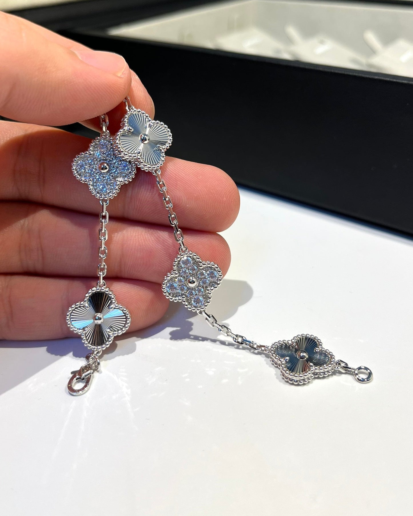 [RAFFINE]CLOVER 5 MOTIF SILVER DIAMOND BRACELET