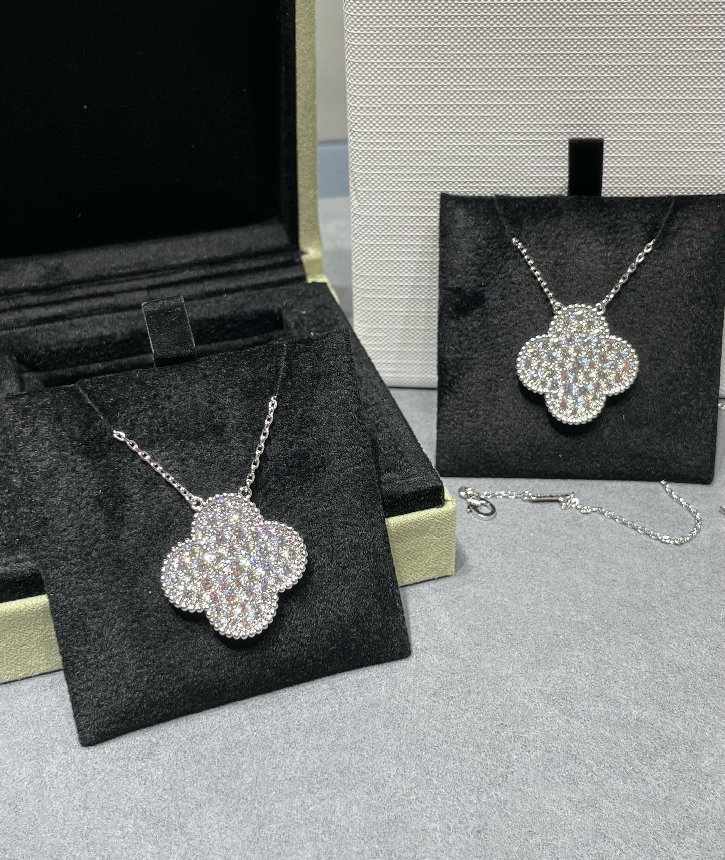 [RAFFINE]CLOVER 25MM LARGE PENDANT DIAMOND PAVED SILVER NECKLACE