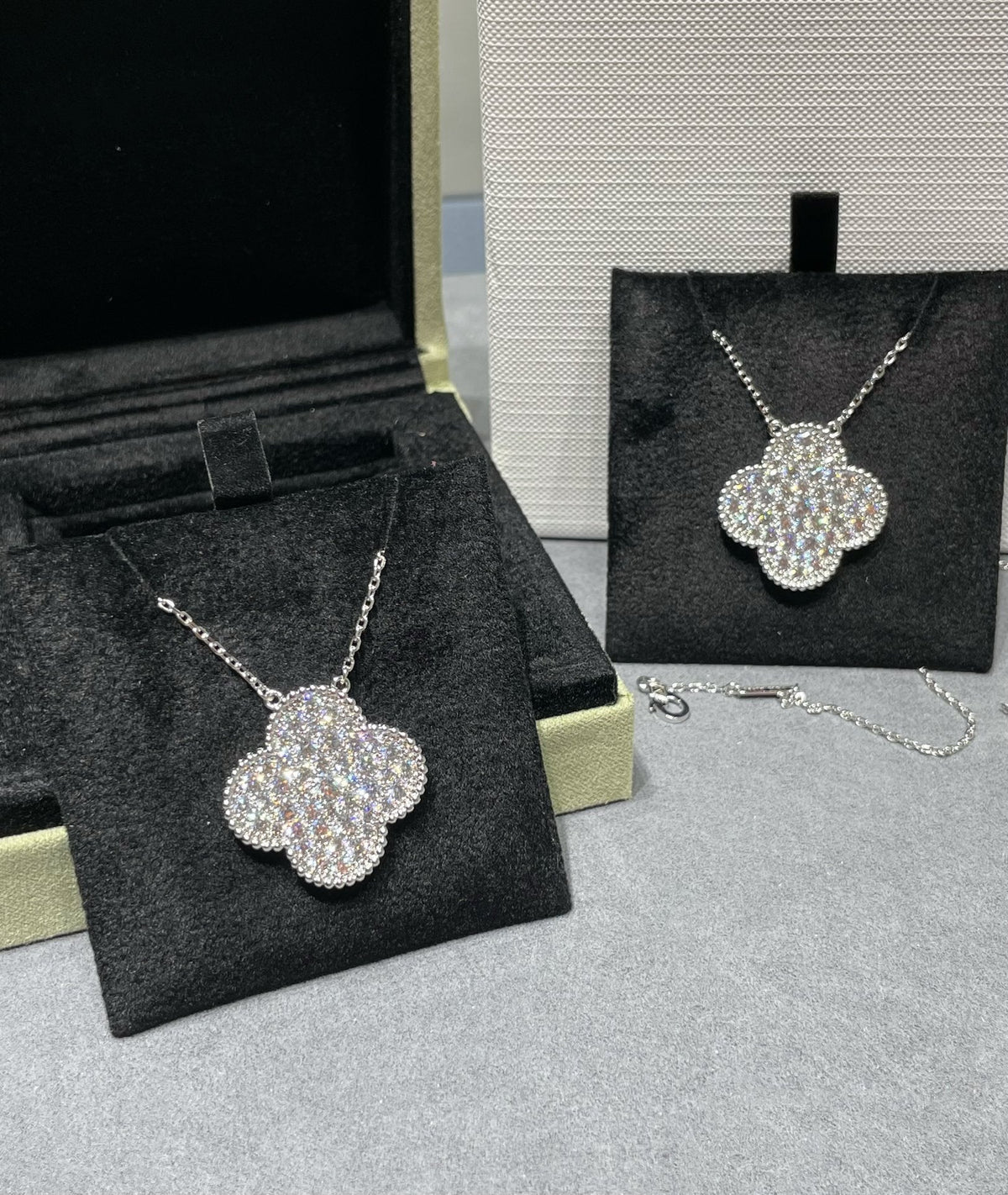 [LUXE]CLOVER 25MM LARGE PENDANT DIAMOND PAVED SILVER NECKLACE