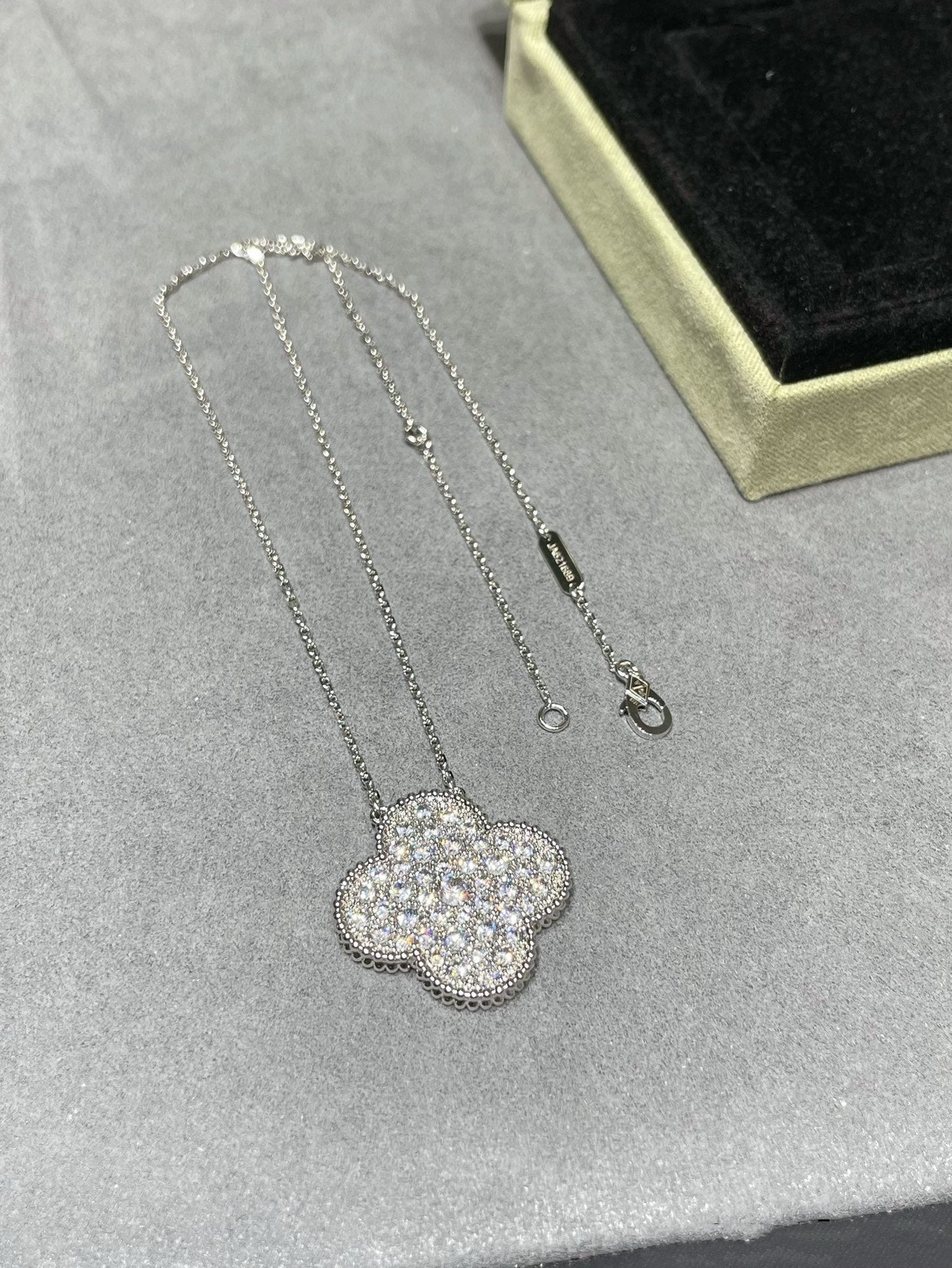 [RAFFINE]CLOVER 25MM LARGE PENDANT DIAMOND PAVED SILVER NECKLACE