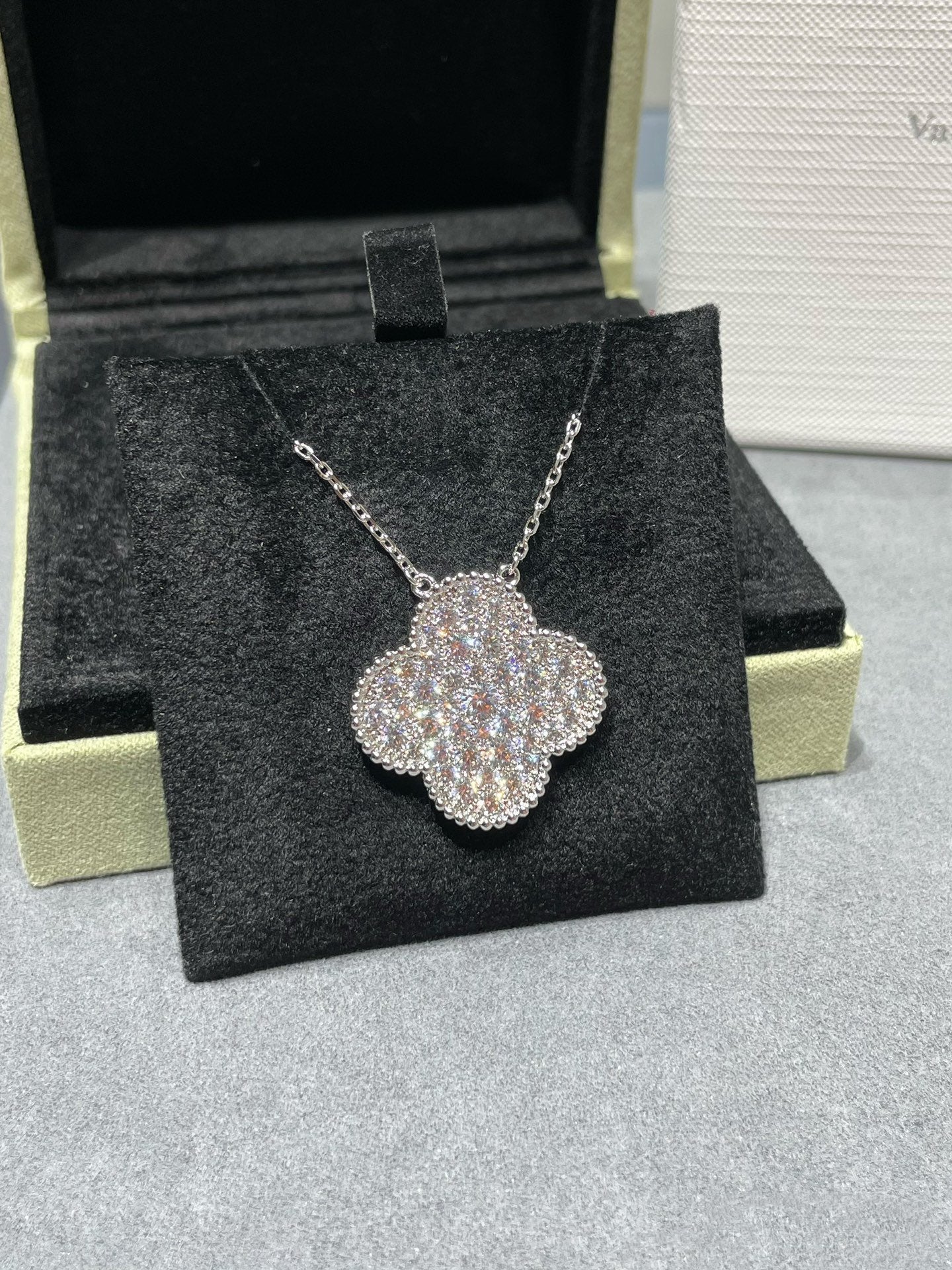 [RAFFINE]CLOVER 25MM LARGE PENDANT DIAMOND PAVED SILVER NECKLACE