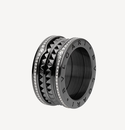 [RAFFINE] ANILLO ZERO 1 ROCK DE CUATRO BANDAS DE CERÁMICA NEGRA CON ESPIRAL TACHUELADA Y DIAMANTES PAVÉ