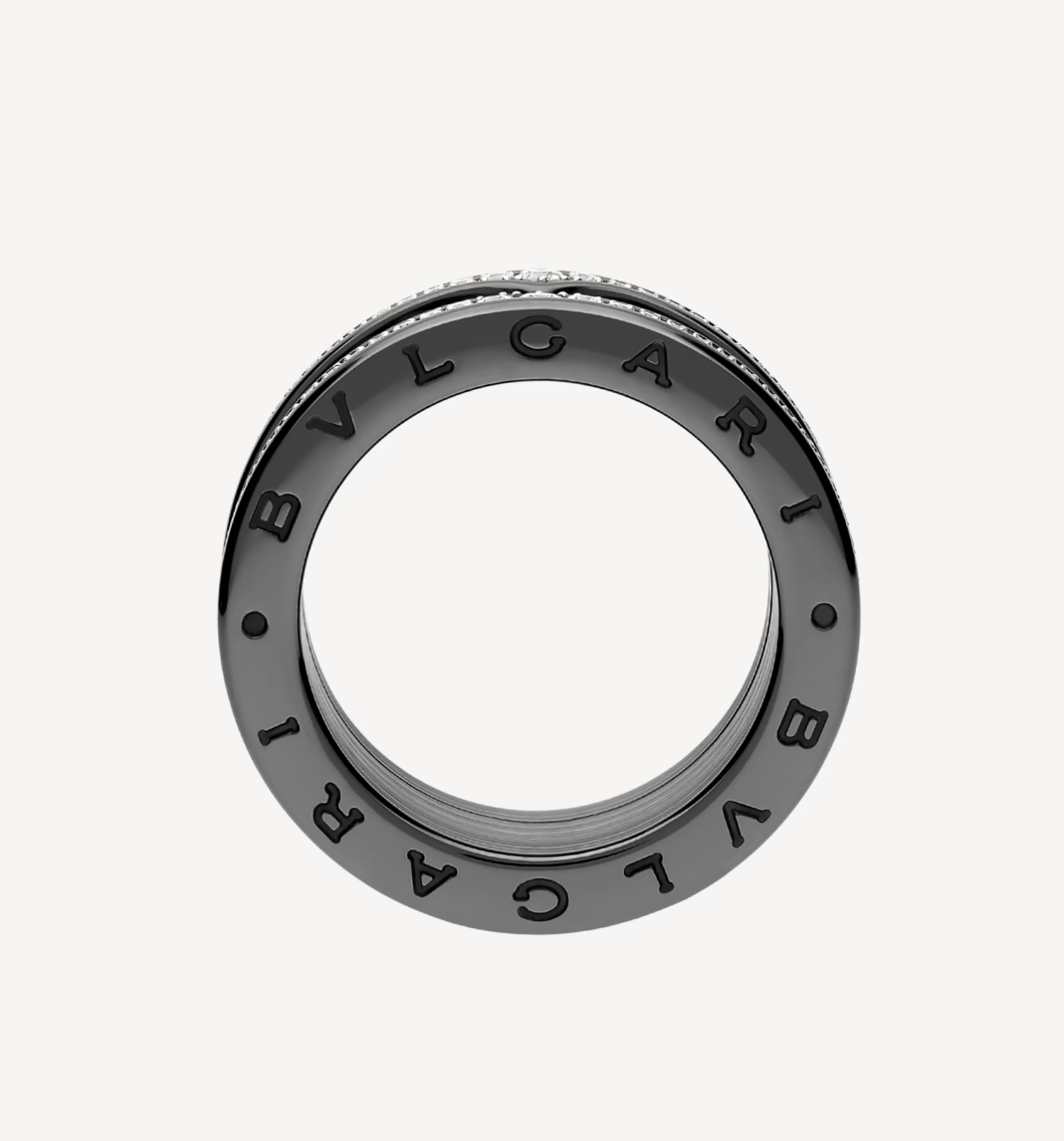 [RAFFINE] ANILLO ZERO 1 ROCK DE CUATRO BANDAS DE CERÁMICA NEGRA CON ESPIRAL TACHUELADA Y DIAMANTES PAVÉ