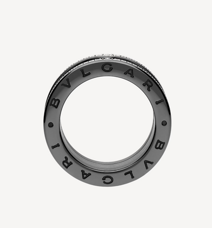 [RAFFINE] ANILLO ZERO 1 ROCK DE CUATRO BANDAS DE CERÁMICA NEGRA CON ESPIRAL TACHUELADA Y DIAMANTES PAVÉ