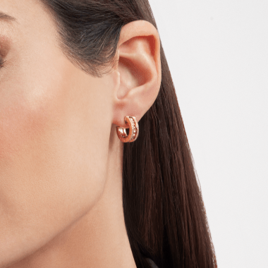 [RAFFINE] PENDIENTES DE ORO ZERO 1 ROCK CON ESPIRAL TACHUELADA Y DIAMANTES PAVÉ