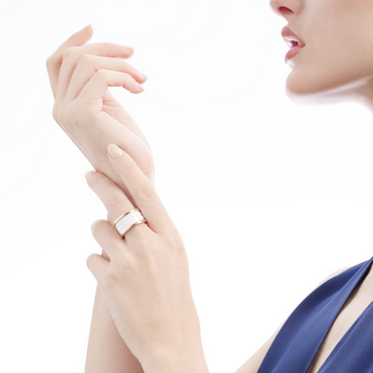 [RAFFINE]ZERO 1 ANILLO DE ORO ROSA CON CUATRO BANDAS Y ESPIRAL DE CERÁMICA BLANCA