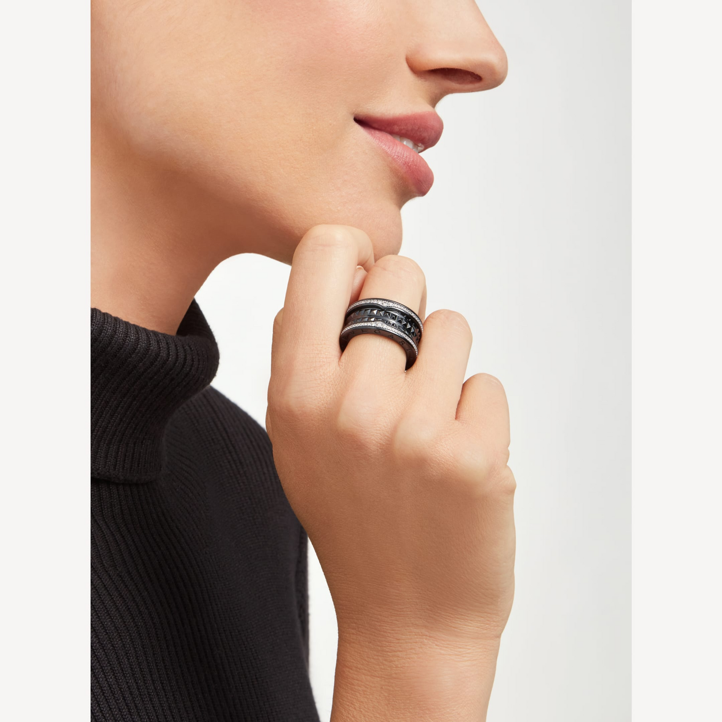 [RAFFINE] ANILLO ZERO 1 ROCK DE CUATRO BANDAS DE CERÁMICA NEGRA CON ESPIRAL TACHUELADA Y DIAMANTES PAVÉ