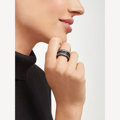 [RAFFINE] ANILLO ZERO 1 ROCK DE CUATRO BANDAS DE CERÁMICA NEGRA CON ESPIRAL TACHUELADA Y DIAMANTES PAVÉ