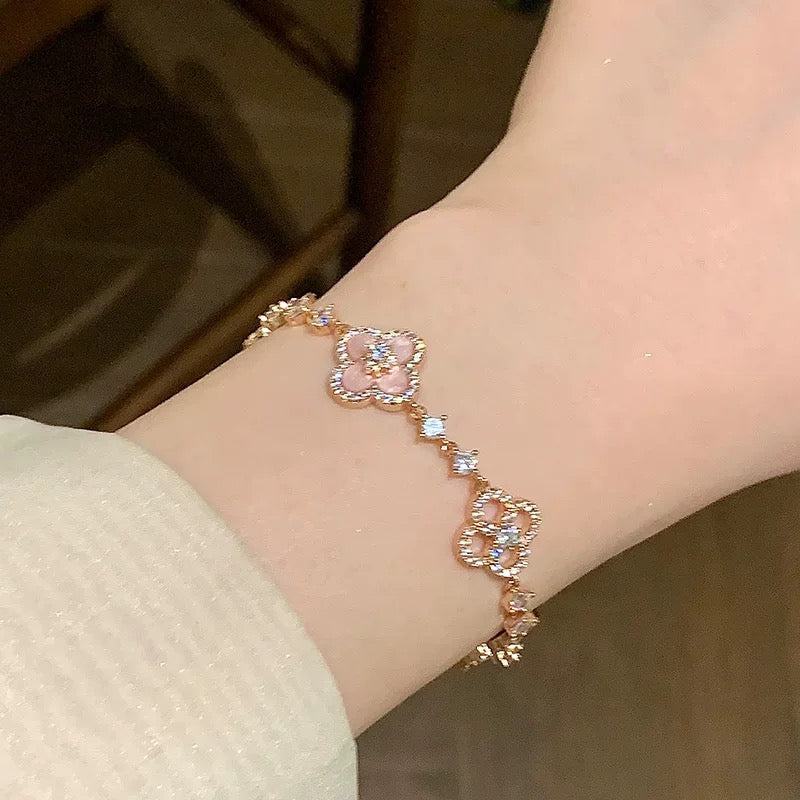 [RAFFINE] PULSERA CON 5 MOTIVOS DE TRÉBOL ROSA AZUL ROJO BLANCO 