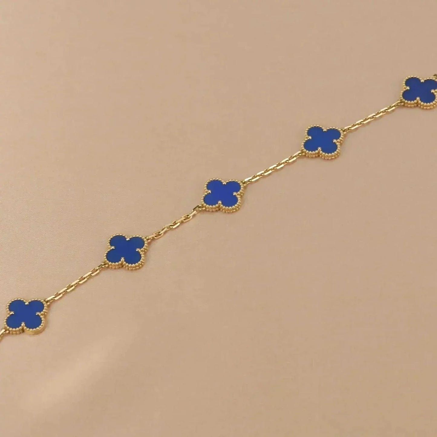 [RAFFINE] PULSERA DE ÁGATA AZUL CON 5 MOTIVOS DE TRÉBOL
