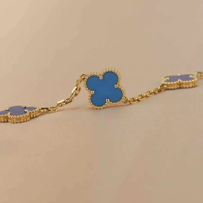 [RAFFINE] PULSERA DE ÁGATA AZUL CON 5 MOTIVOS DE TRÉBOL