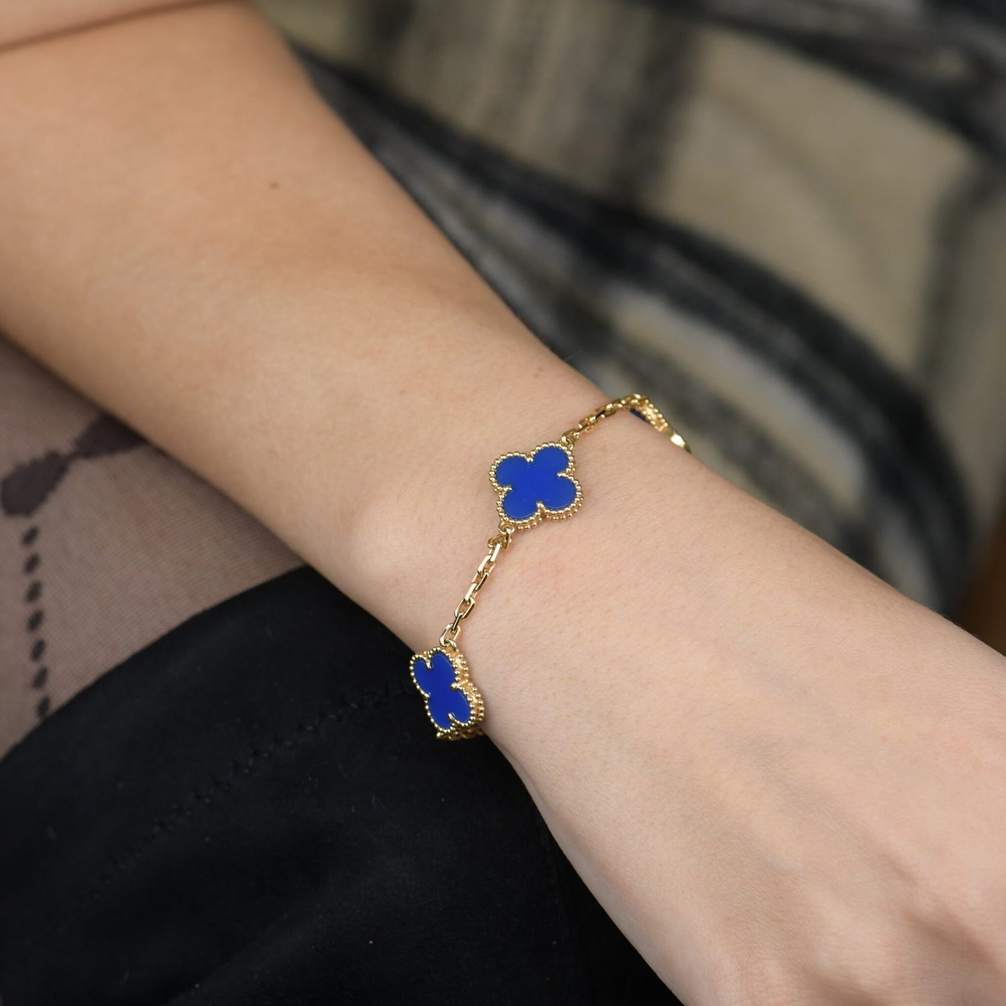[RAFFINE] PULSERA DE ÁGATA AZUL CON 5 MOTIVOS DE TRÉBOL