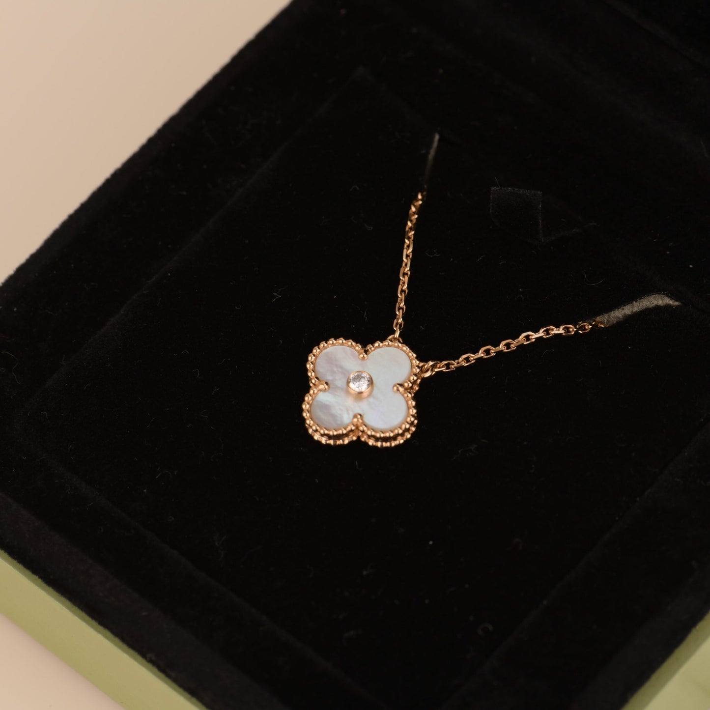 [RAFFINE]CLOVER 15MM DIAMOND WHITE FRITILLARIA NECKLACE