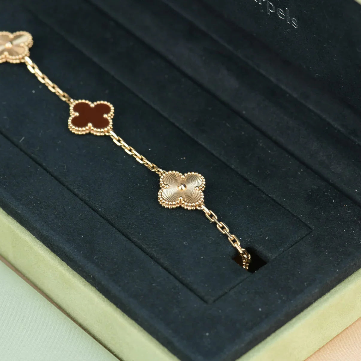 [RAFFINE] CLOVER 5 MOTIF RED CORNELIAN BRACELET COLLECTION