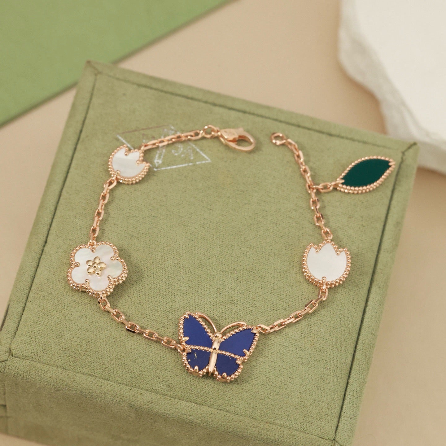 [RAFFINE] LUCKY SPRING SCHMETTERLING ARMBAND MIT 5 MOTIVEN