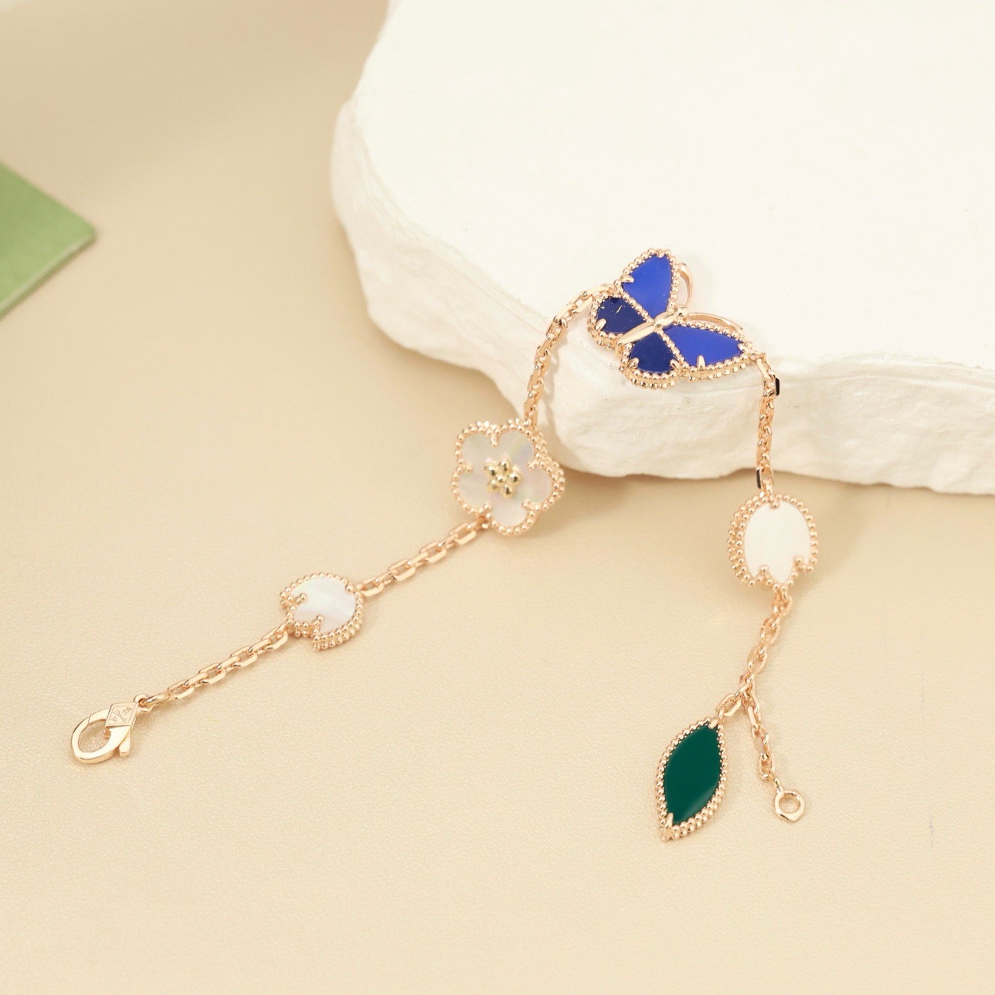 [RAFFINE] LUCKY SPRING SCHMETTERLING ARMBAND MIT 5 MOTIVEN