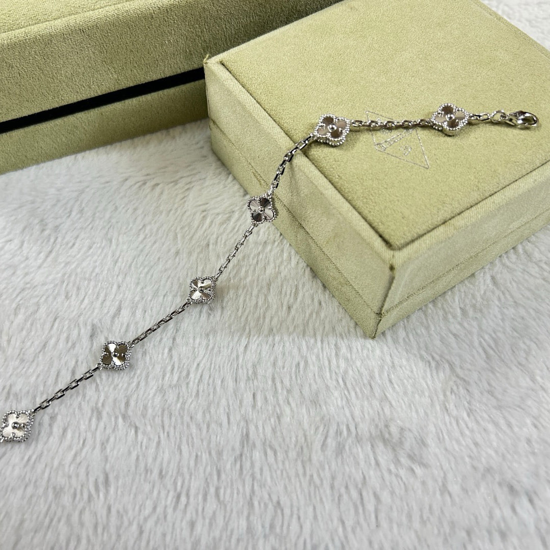[Raffine] DIAMANTARMBAND MIT KLEEBLATT UND 6 MOTIV