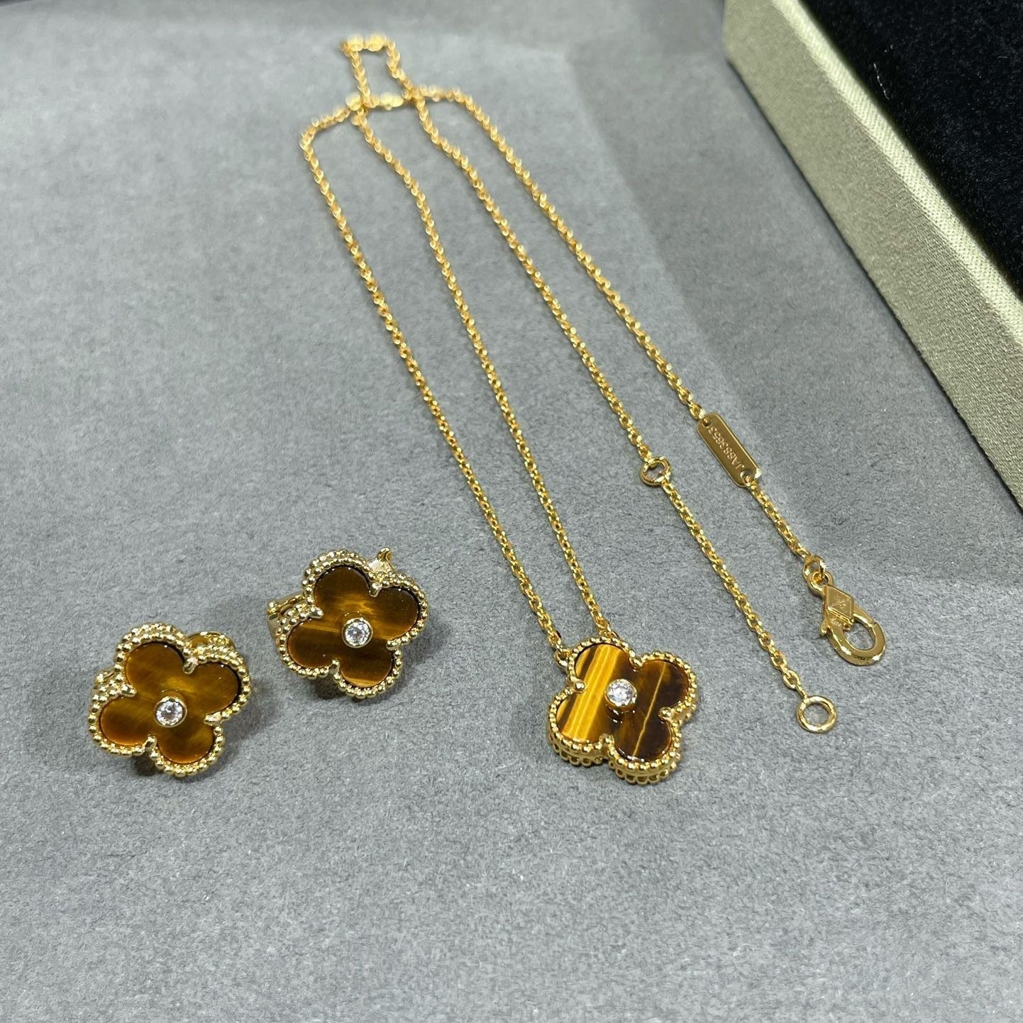 [RAFFINE]CLOVER 15MM DIAMOND AND YELLOW TIGER'S EYE AGATE necklace