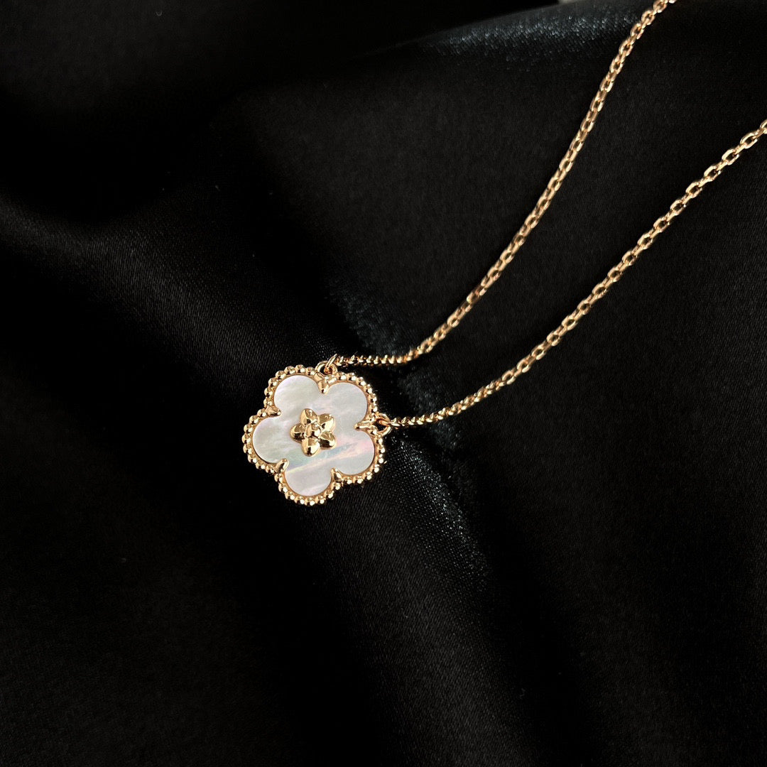 [RAFFINE]LUCKY  WHITE MOP  PLUM BLOSSOM NECKLACE