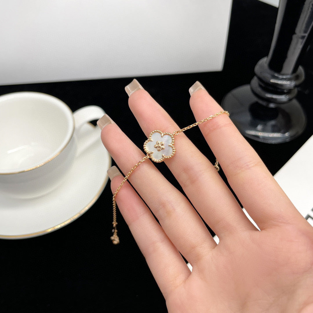 [RAFFINE]LUCKY WHITE MOP PLUM BLOSSOM  BRACELET