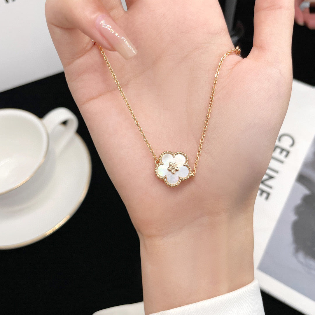 [RAFFINE]LUCKY WHITE MOP PLUM BLOSSOM  BRACELET