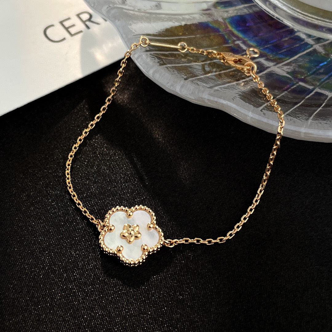 [RAFFINE]LUCKY WHITE MOP PLUM BLOSSOM  BRACELET