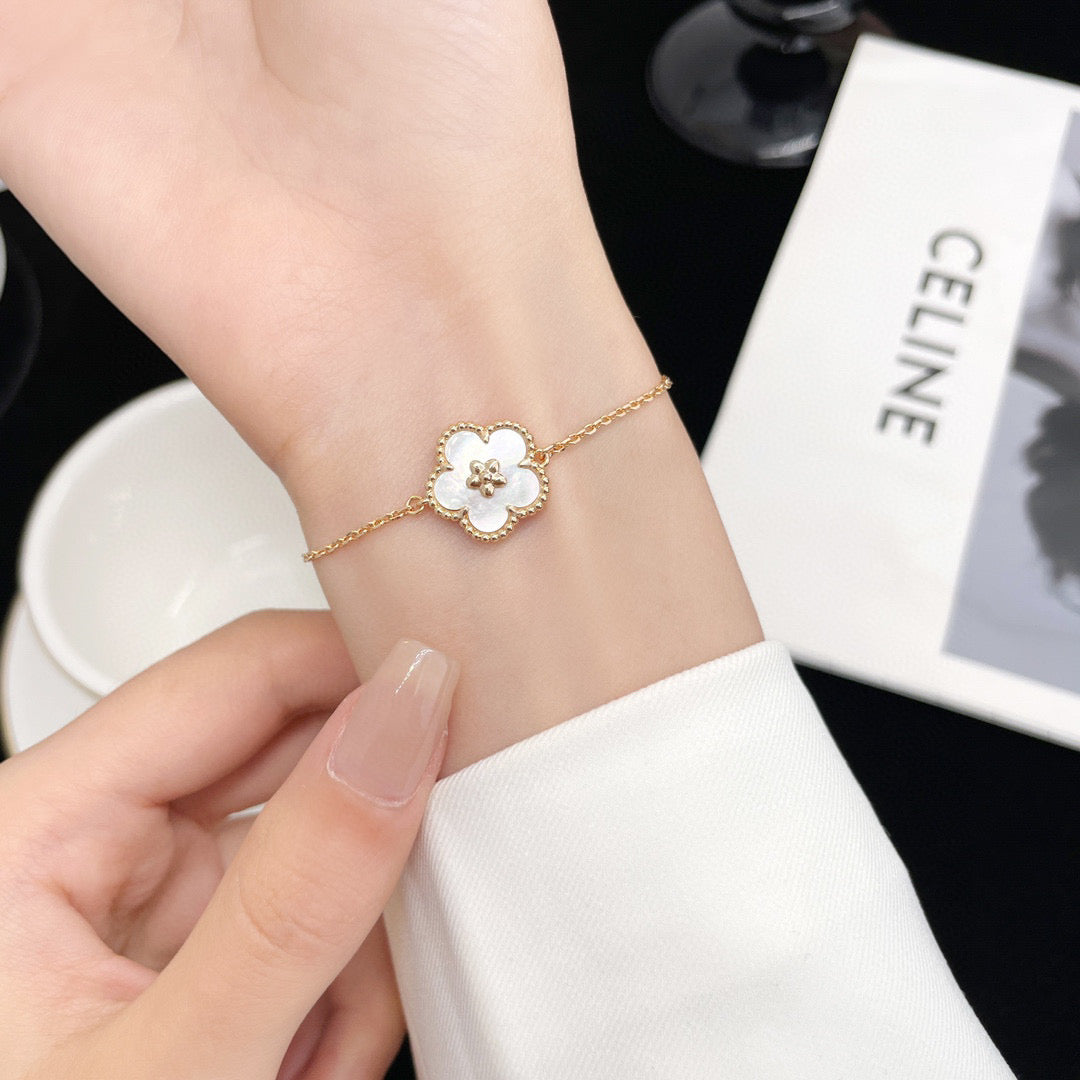 [RAFFINE]LUCKY WHITE MOP PLUM BLOSSOM  BRACELET