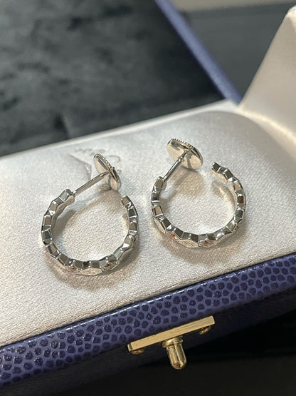 [RAFFINE]Anillo con diseño hueco de trébol de cuatro hojas en forma de flor