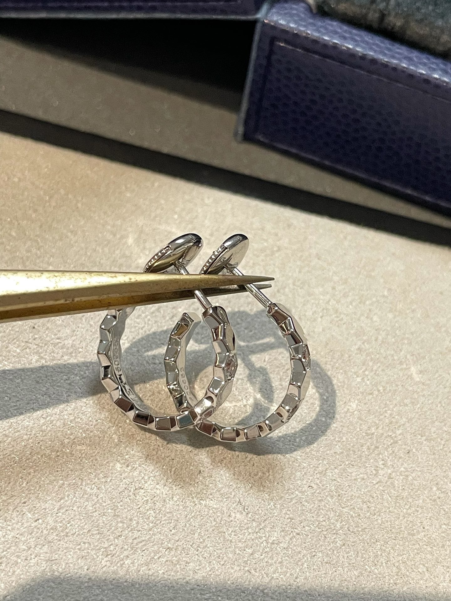 [RAFFINE]Anillo con diseño hueco de trébol de cuatro hojas en forma de flor