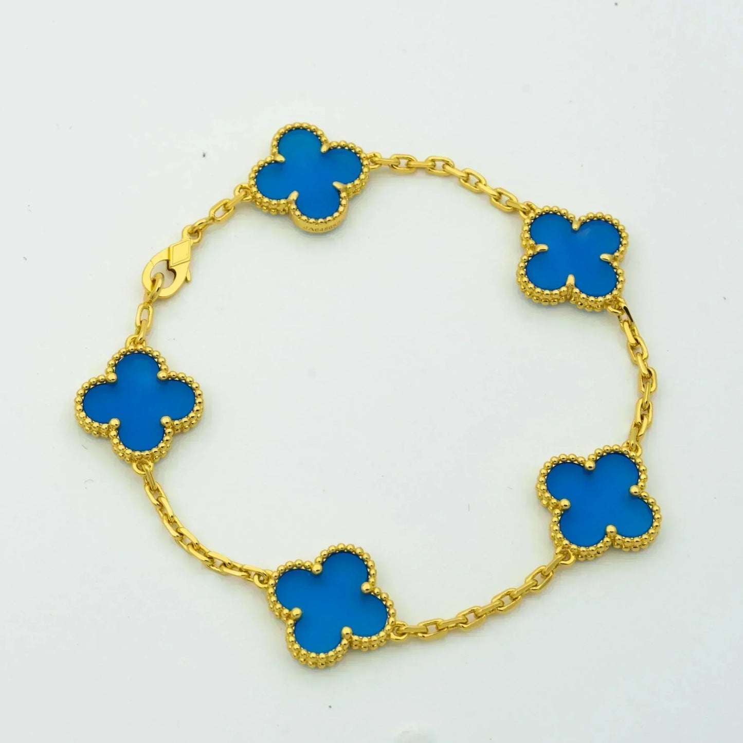 [RAFFINE] PULSERA DE ÁGATA AZUL CON 5 MOTIVOS DE TRÉBOL