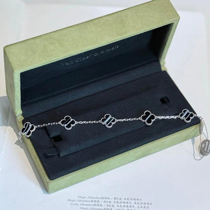 [RAFFINE] ARMBAND-KOLLEKTION MIT KLEEBÜTTEN-ANHÄNGER UND PULSARSTEIN