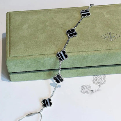 [RAFFINE] ARMBAND-KOLLEKTION MIT KLEEBÜTTEN-ANHÄNGER UND PULSARSTEIN