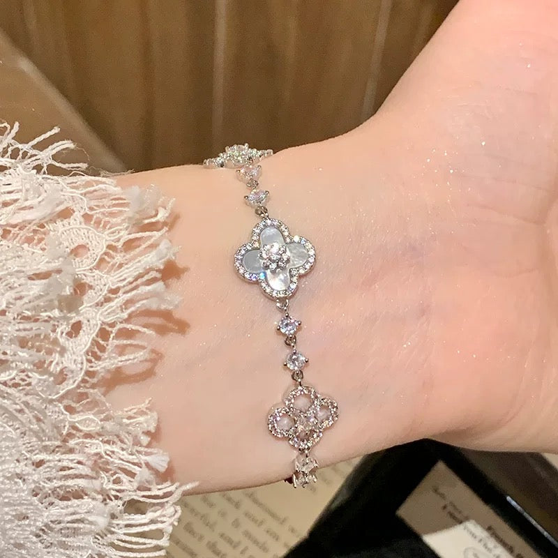 [RAFFINE] PULSERA CON 5 MOTIVOS DE TRÉBOL ROSA AZUL ROJO BLANCO 