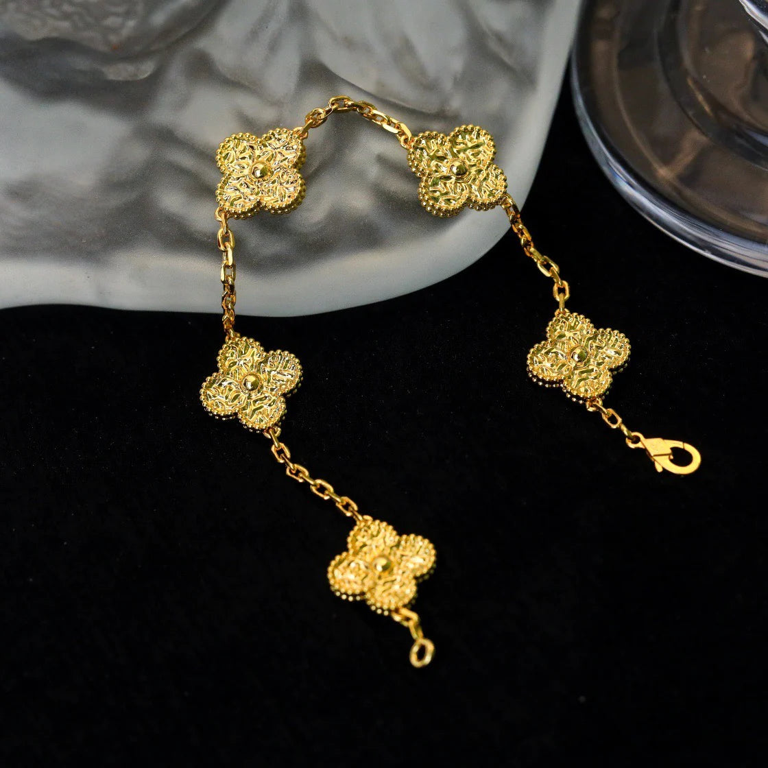 [RAFFINE] PULSERA BRONCEADA CON 5 MOTIVOS DE TRÉBOL 