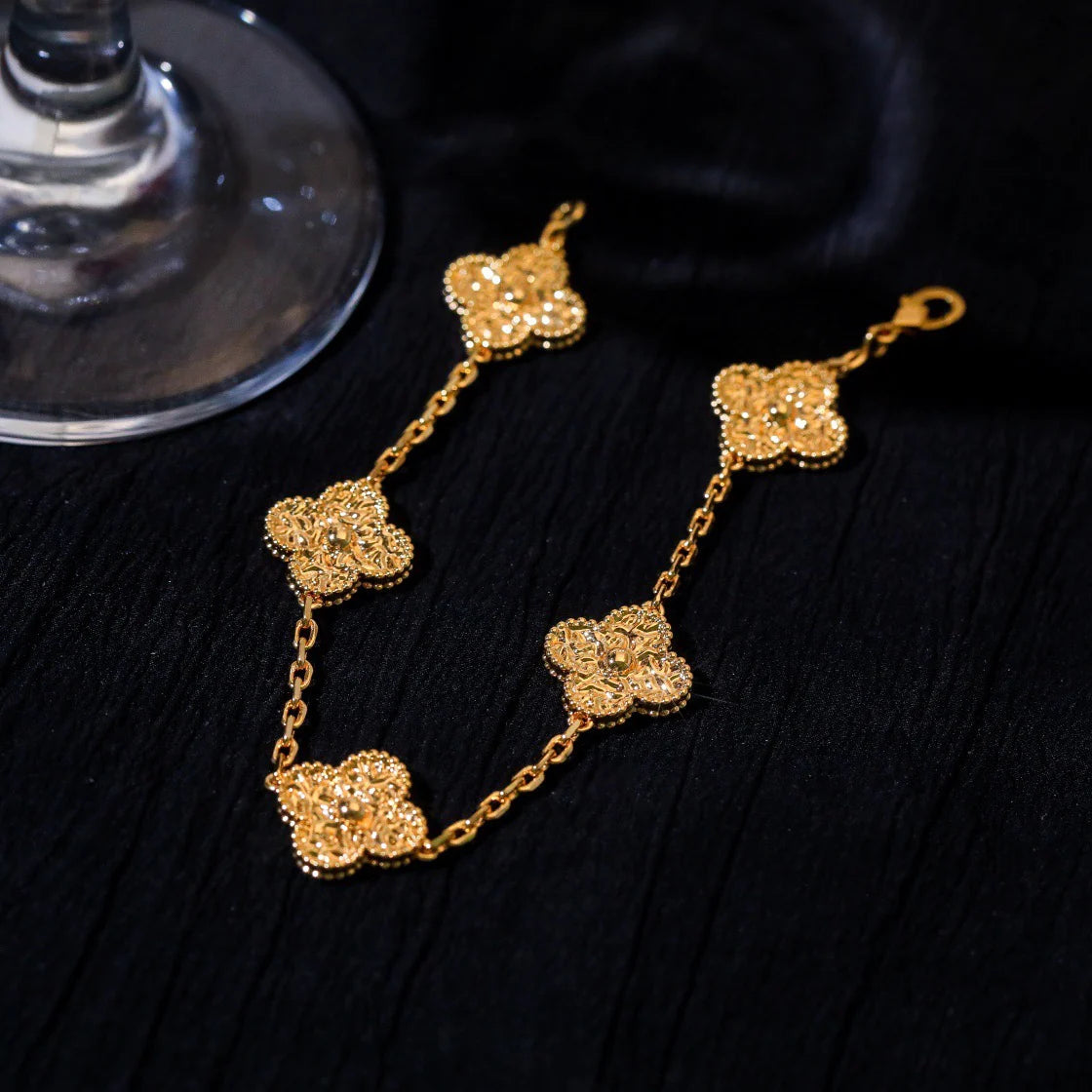 [RAFFINE] PULSERA BRONCEADA CON 5 MOTIVOS DE TRÉBOL 