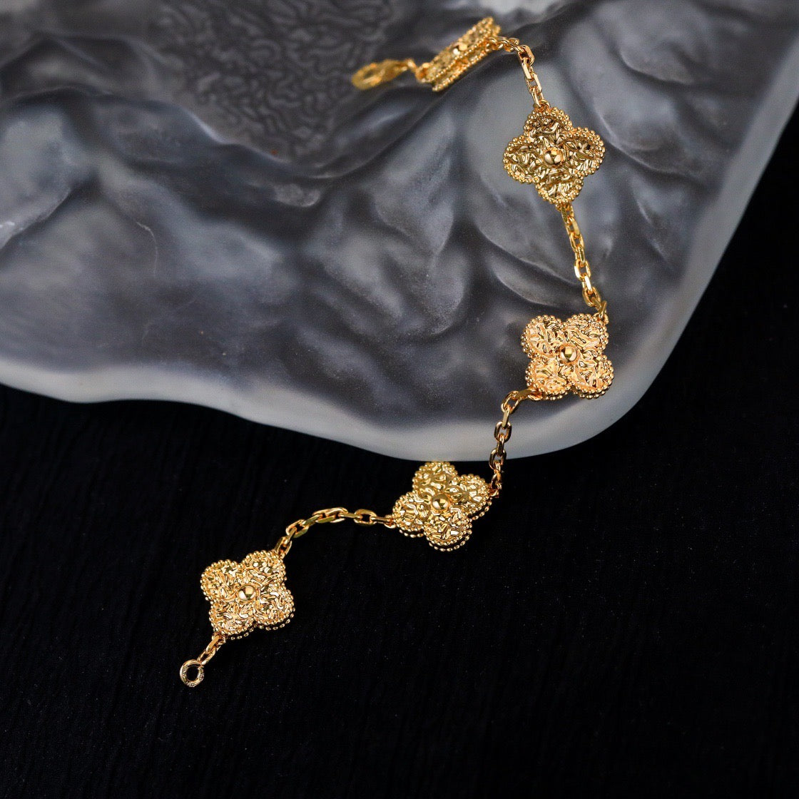 [RAFFINE] PULSERA BRONCEADA CON 5 MOTIVOS DE TRÉBOL 