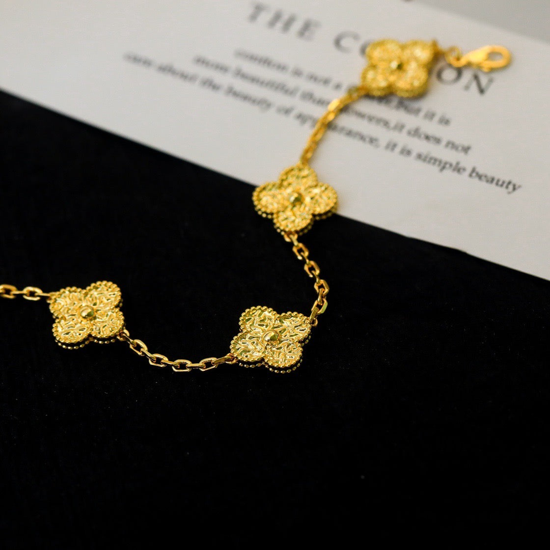 [RAFFINE] PULSERA BRONCEADA CON 5 MOTIVOS DE TRÉBOL 