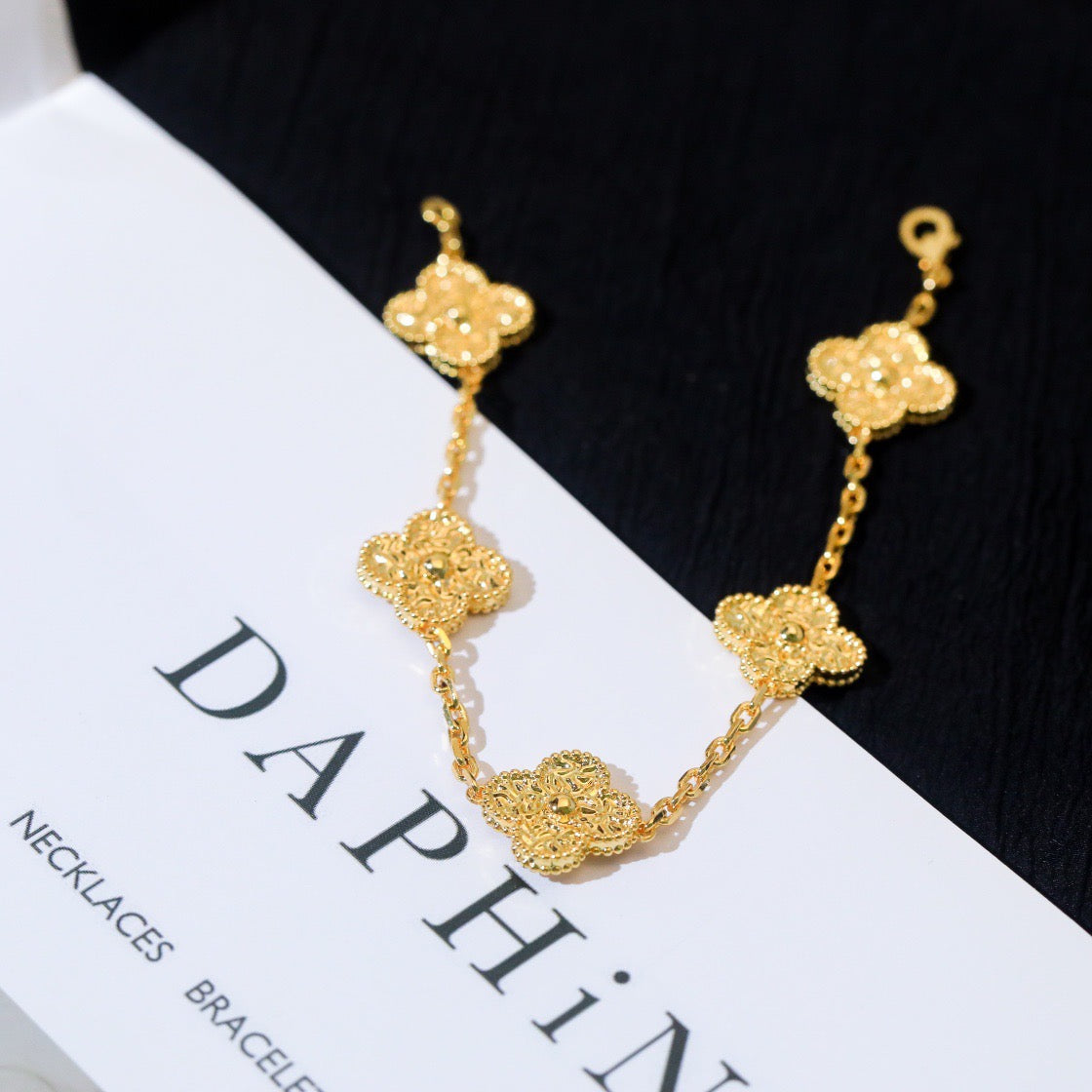 [RAFFINE] PULSERA BRONCEADA CON 5 MOTIVOS DE TRÉBOL 