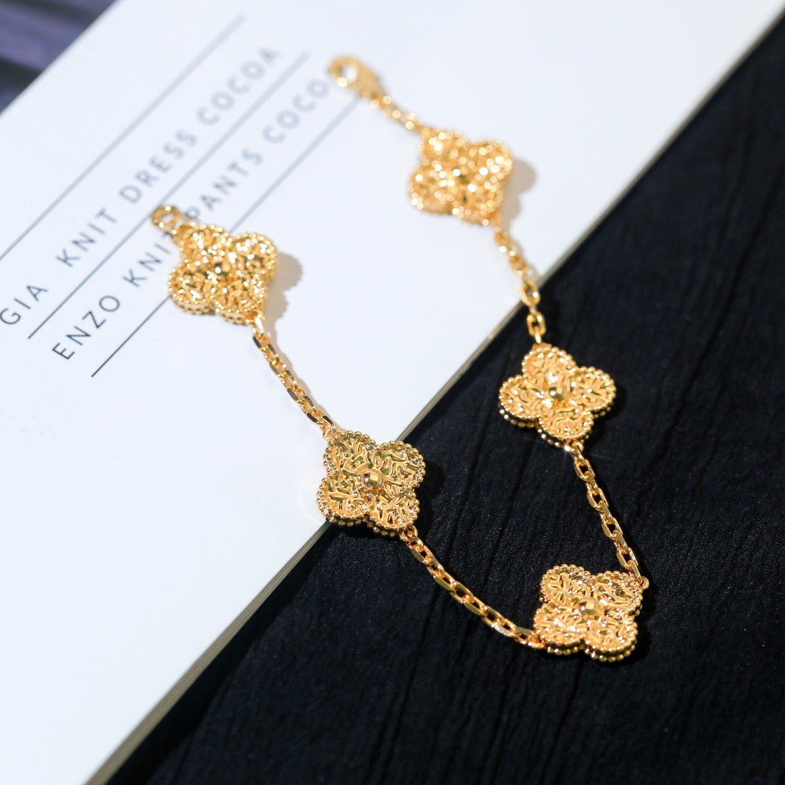 [RAFFINE] PULSERA BRONCEADA CON 5 MOTIVOS DE TRÉBOL 