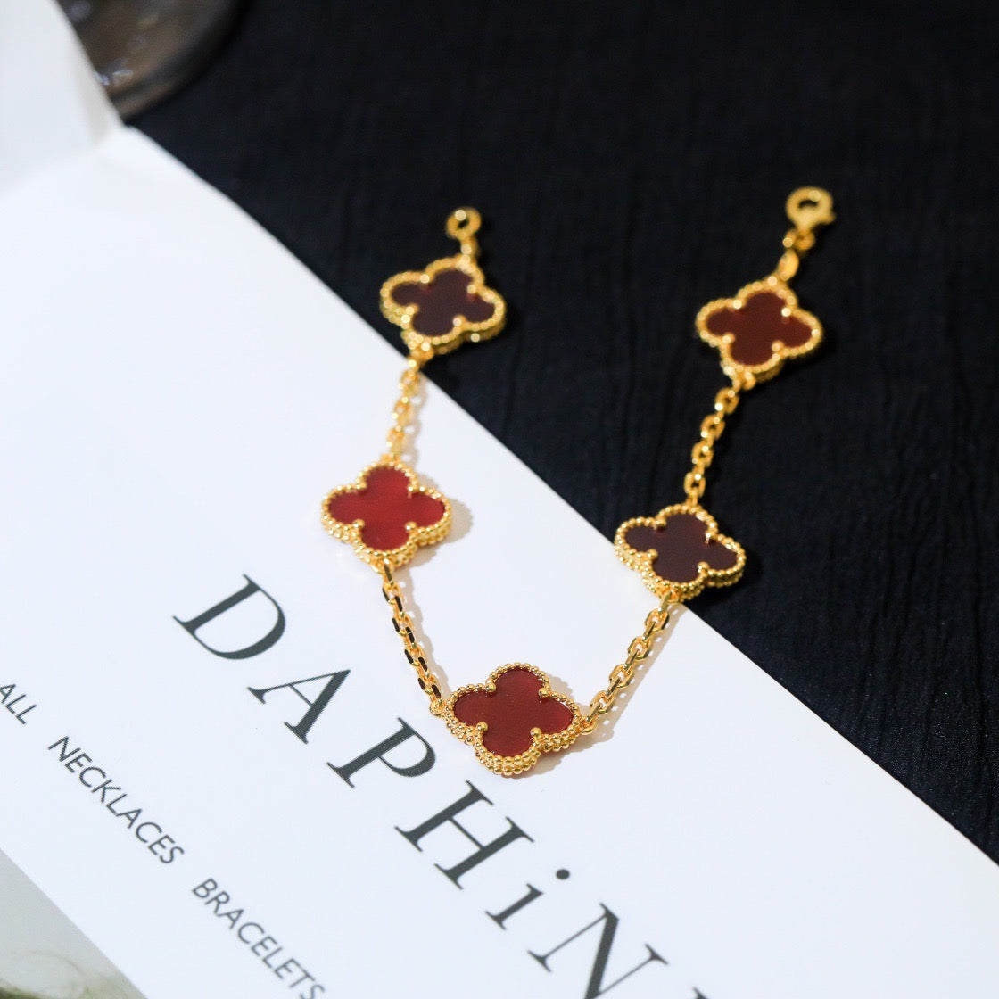 [RAFFINE]CLOVER 5 MOTIFS RED AGATE  BRACELET