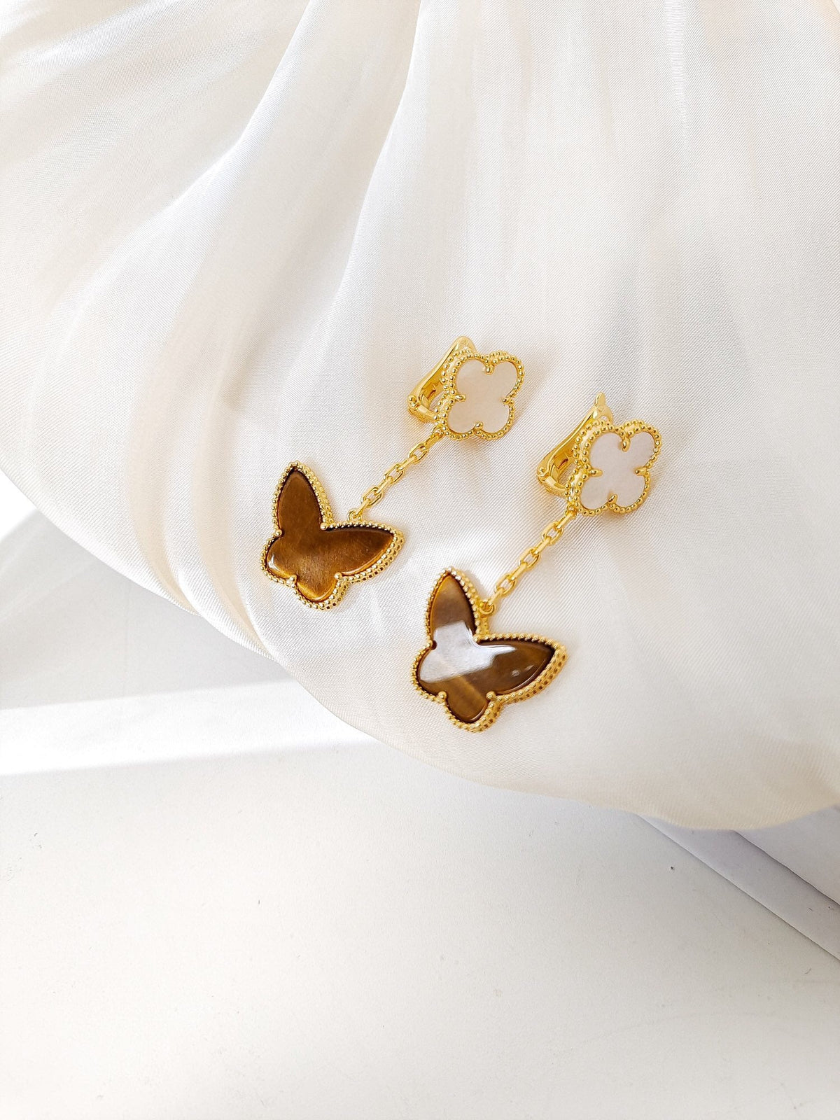 [LUXE]BUTTERFLY 2 MOTIF TIGER EYE MOP EARRINGS